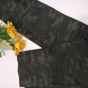 SPANX Womens Leaggins. Camo Pants in Dark Olive/Black Size Xl